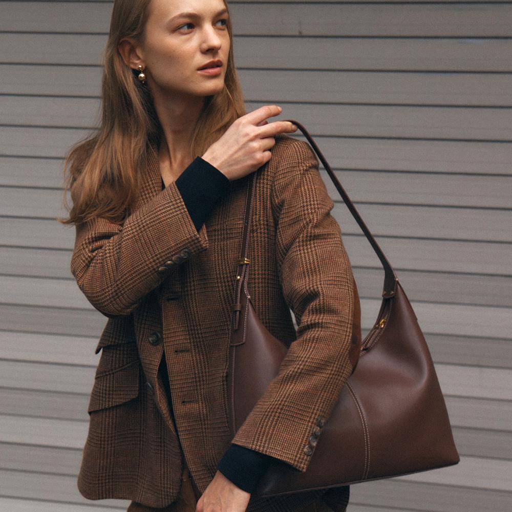 Veneta Hobo Bag Medium Wood Brown  [WINTER SALE 15%]    (정상가 248000원)