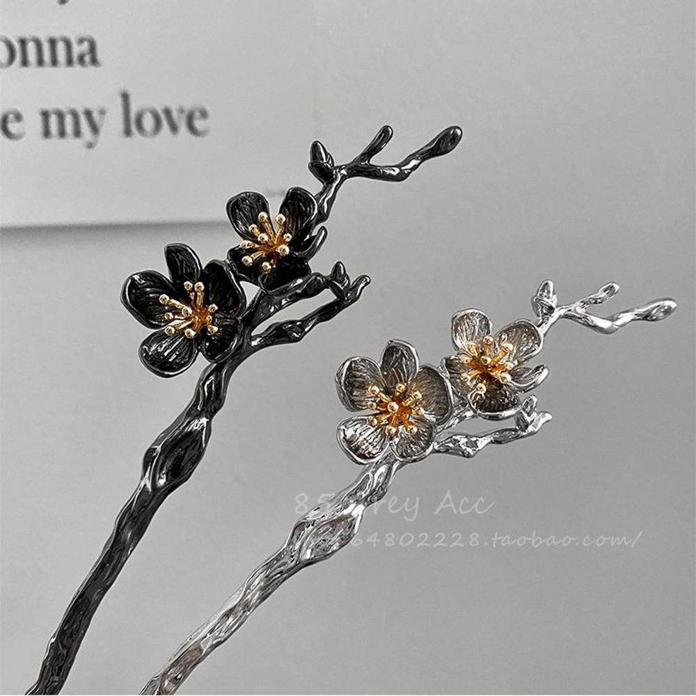 하얗게 피어 검게 지는 매화 비녀