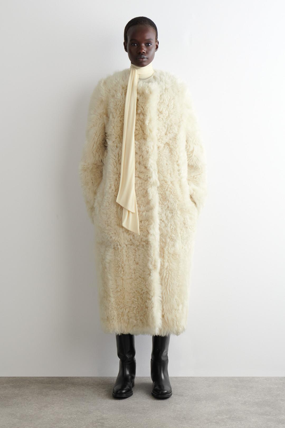 MANTEAU SANS COL EN PEAU LAINÉE - CRÈME | COS