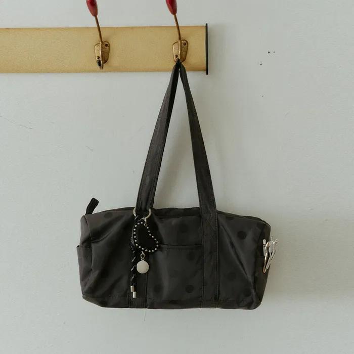 글로시 더플백 - 도트 챠콜