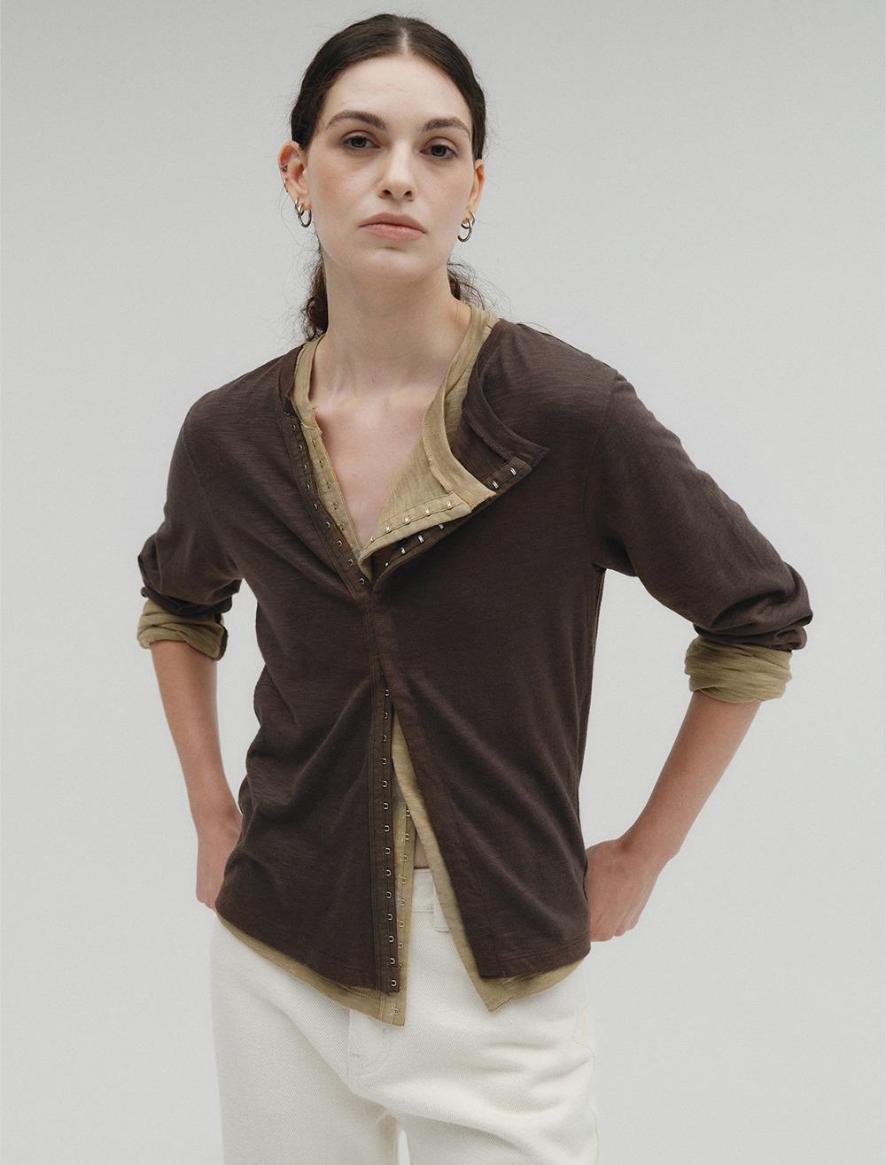 DIAGONAL HOOK DETAIL T-SHIRT [BROWN]