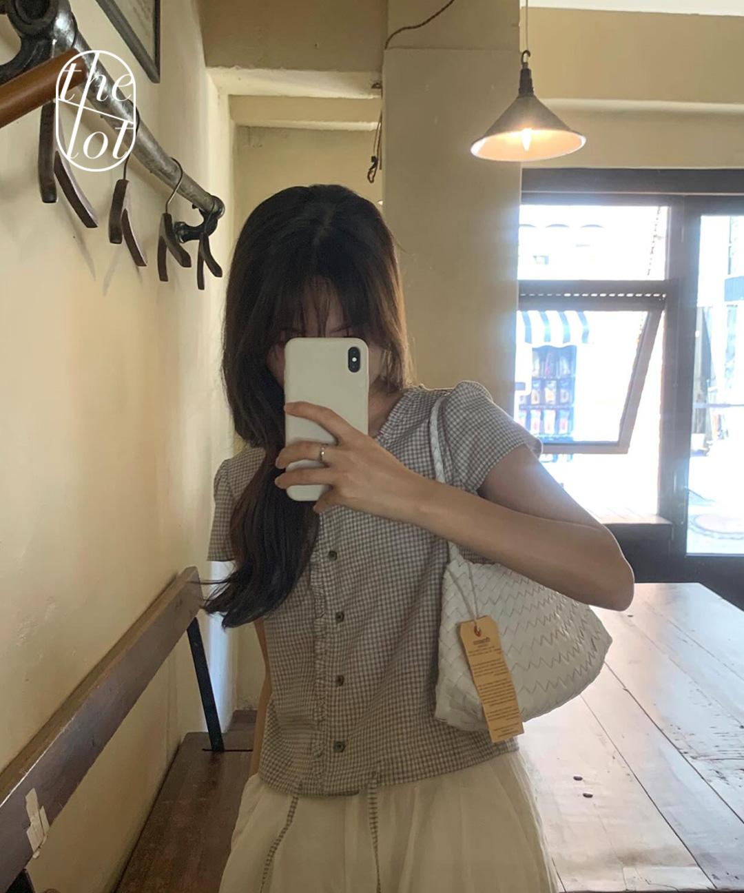 더롯 (당일) [liter] 리터 소다 체크 프릴 스트링 블라우스 (1color) 반팔/캡소매/퍼프/스트랩/셔츠/라운드넥/여름신상