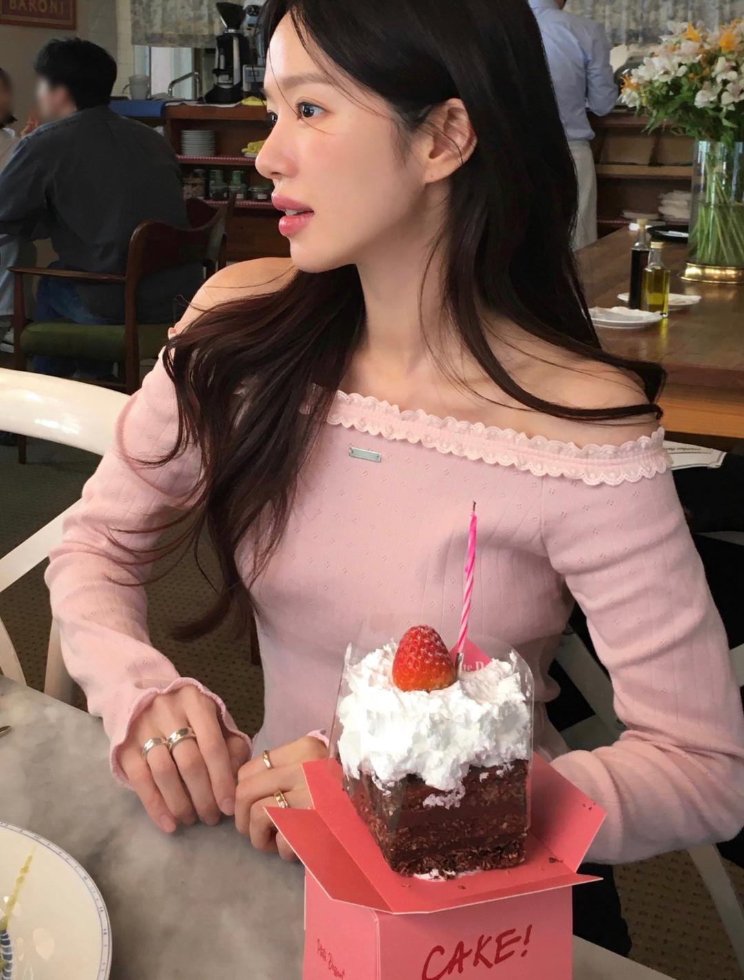 달트 [모델소장/프릴밴딩][MADE]슈 티셔츠 (md전컬러 소장, 여행룩, 살안타템, 오프숄더, 러블리, 펀칭, 슬림핏, 여름긴팔, 러블리룩, 발레코어, 데이트룩, 실버펜던트, 골지)