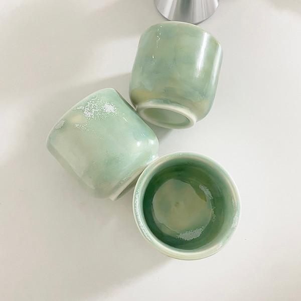 에메랄드 그린 도자기 잔