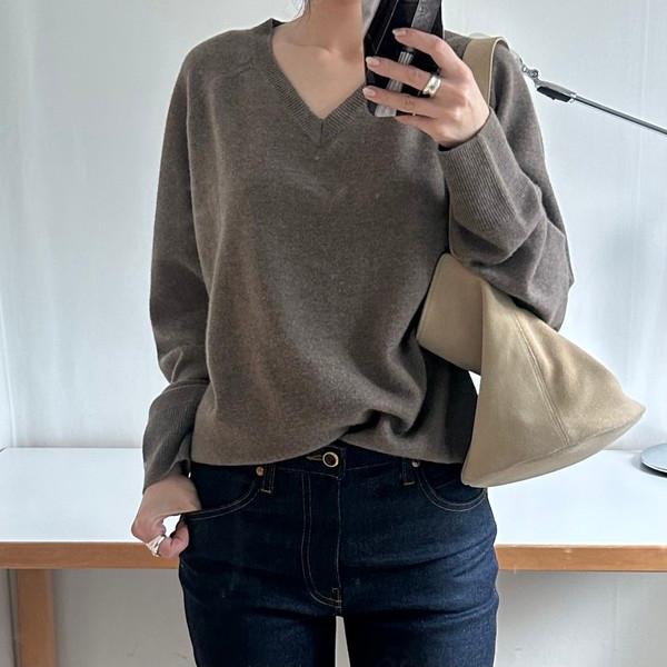 30 V-neck knit (pre-order price)