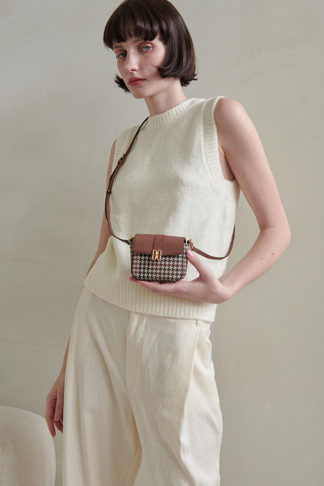 [하운드투스] 브라운 체크 패턴 가죽 Z플립 수납 가능 미니 크로스백 DCWA4E112W2