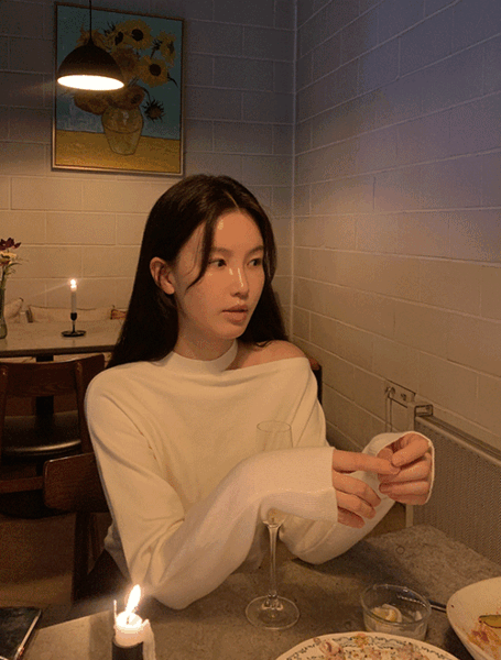 베니토 [베니토단독][모달블렌딩/시선집중룩/연말까지쭉💫] 아밀리 트임 루즈 니트 (겨울/가을/간절기/신상/데일리/데일리룩/데이트룩/트임니트/루즈핏)