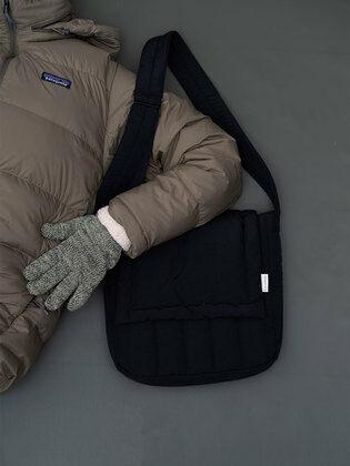 22F/W Padding Messenger Bag (M) _ Black