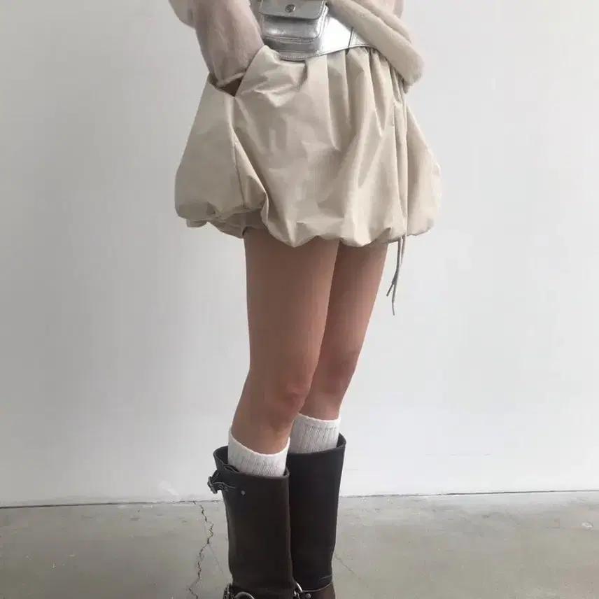Weare 위아 벌룬 미니스커트 베이지
