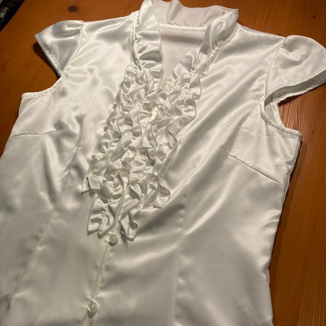 326.❤️サテン光沢　ブラウス　d.i.a.(ダイヤ)系　セクシー