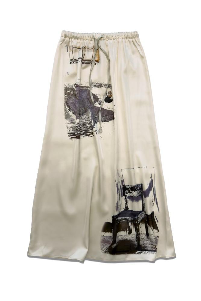 solitary room long skirt