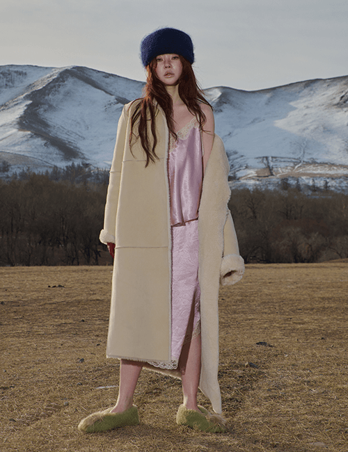 [exclusive] reversible collarless long shearling coat