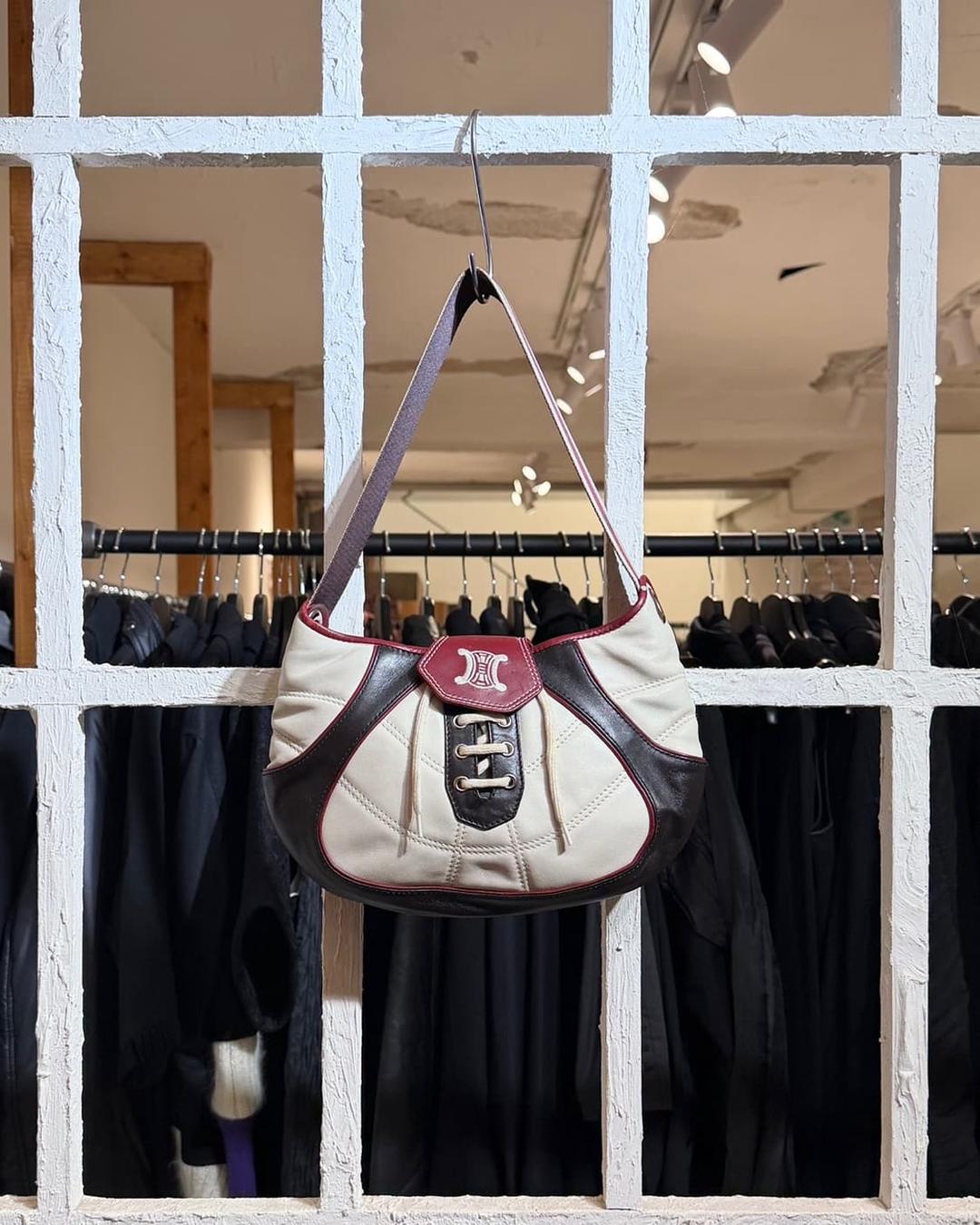 셀린느 화이트 레드 2002 피파 월드컵 레더 숄더백 | 후루츠패밀리