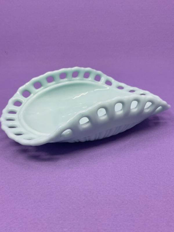 빈티지 칼러 밀크 글래스 디쉬 Vintage Colored Milk Glass Dish