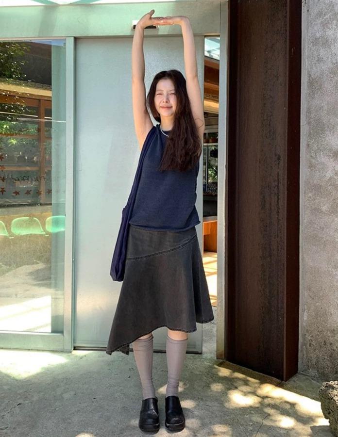 Hellooo Eat 워시드 언밸런스 미디 스커트 (그레이)