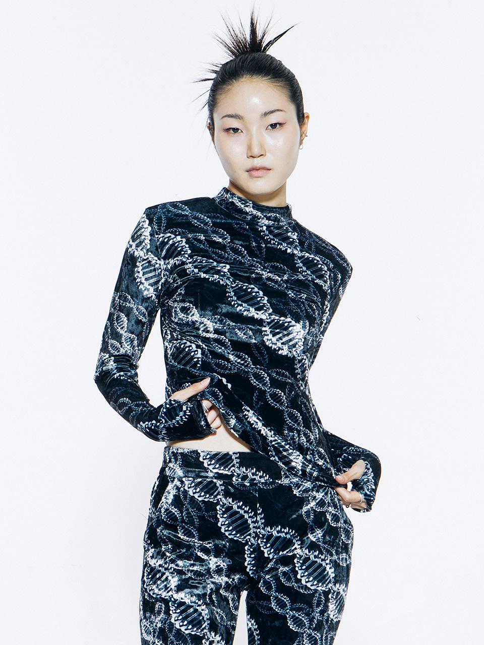 프린트 벨벳 브림 탑 블랙