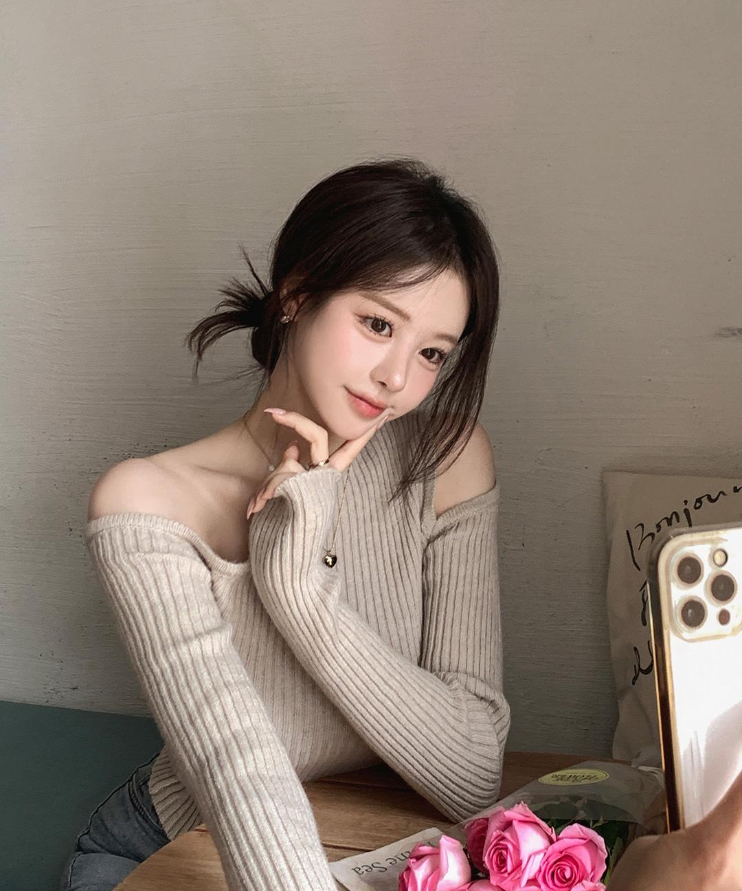 러브썸원 리코즌 오프숄더 언발 홀 트임 골지 니트