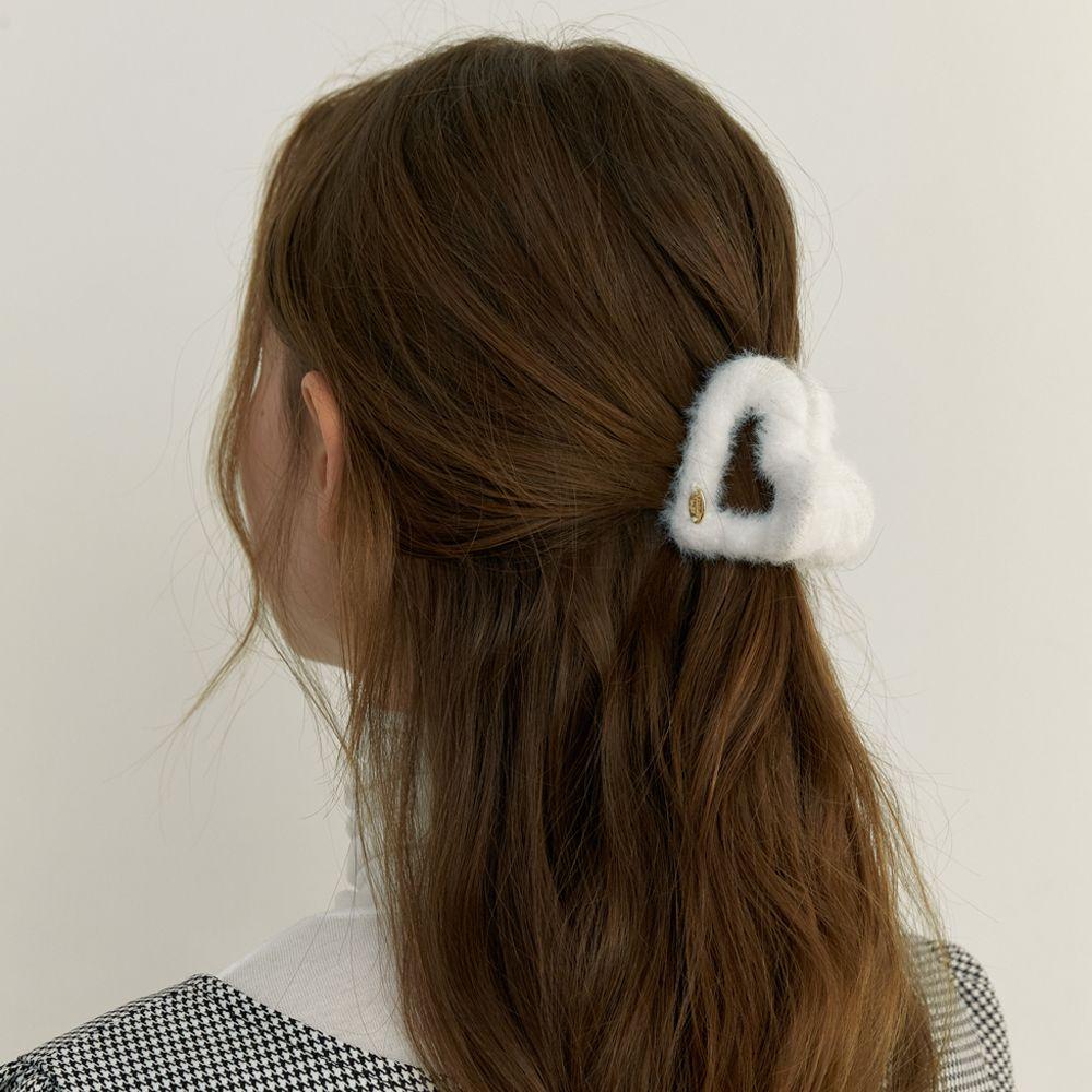 [29CM단독] white fur metal heart claw