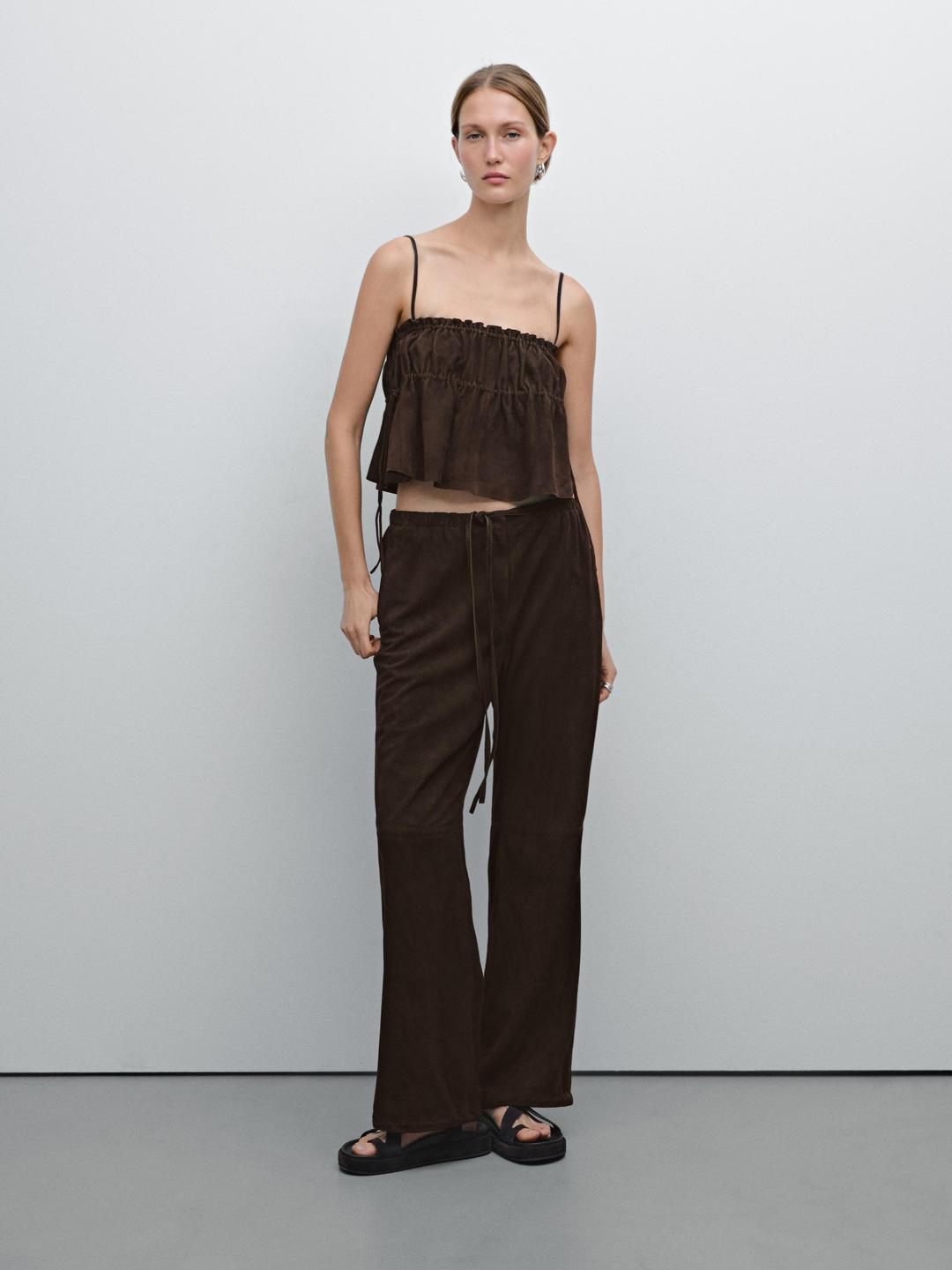 스웨이드 레더 탑 스트랩 디테일이 있는 모음