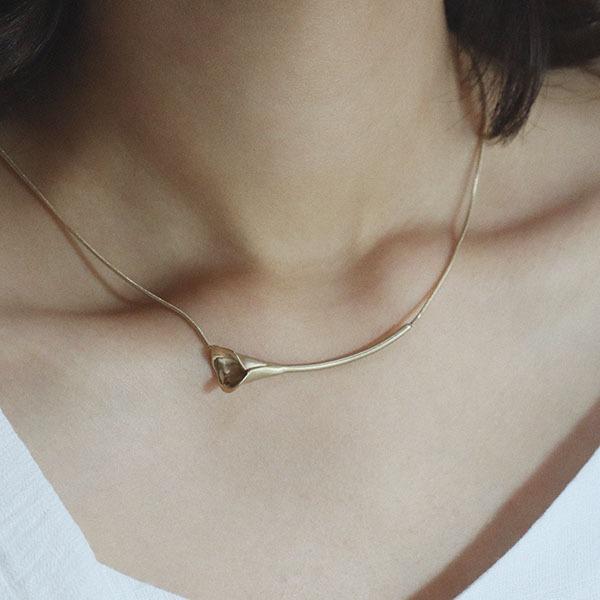 Ripple of Calla Necklace 01