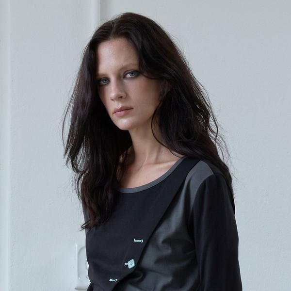 BUTTON CROSS T-SHIRT / black