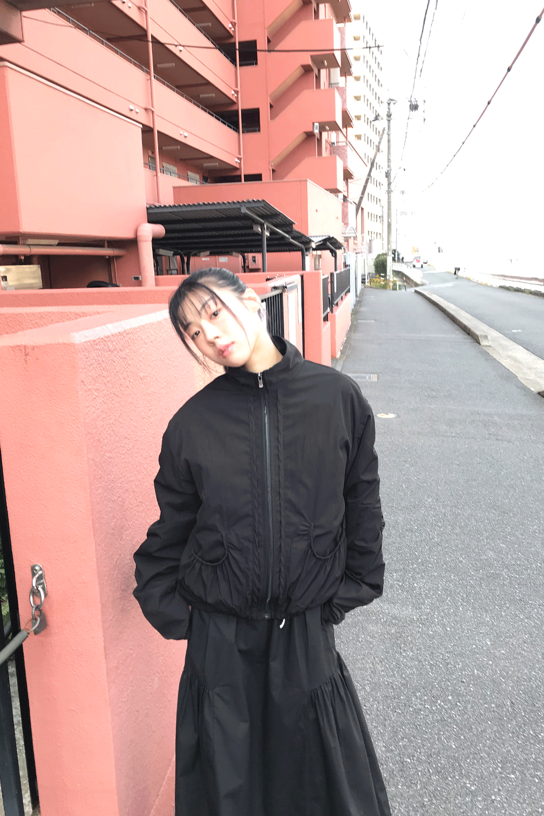 우화 SHIRRING POCKET ZIP JACKET