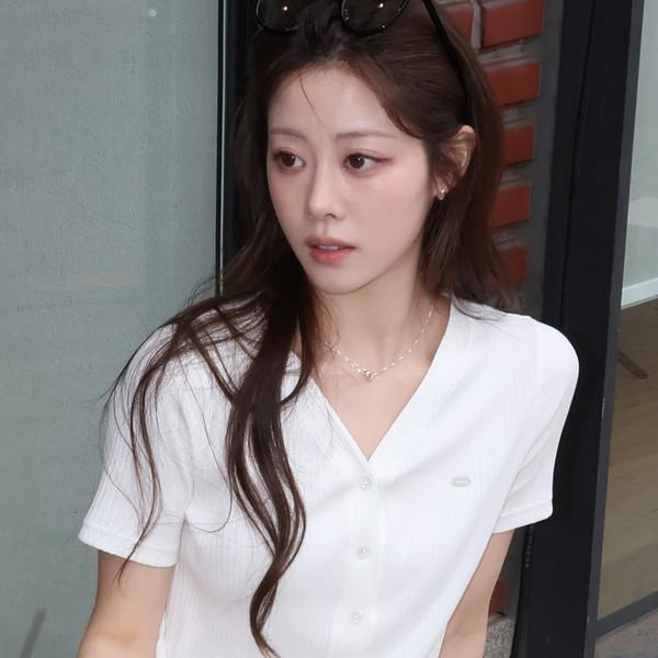 [5/26 예약배송] 브이넥 립브드 버튼업 티셔츠 - White