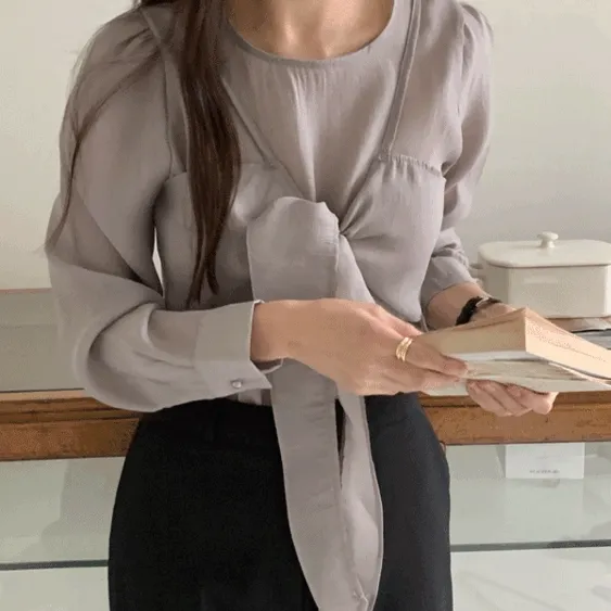 브리튼 라운드넥 어깨셔링 퍼프소매 리본매듭 스트랩 여성 하객룩 뷔스티에 시스루 블라우스
