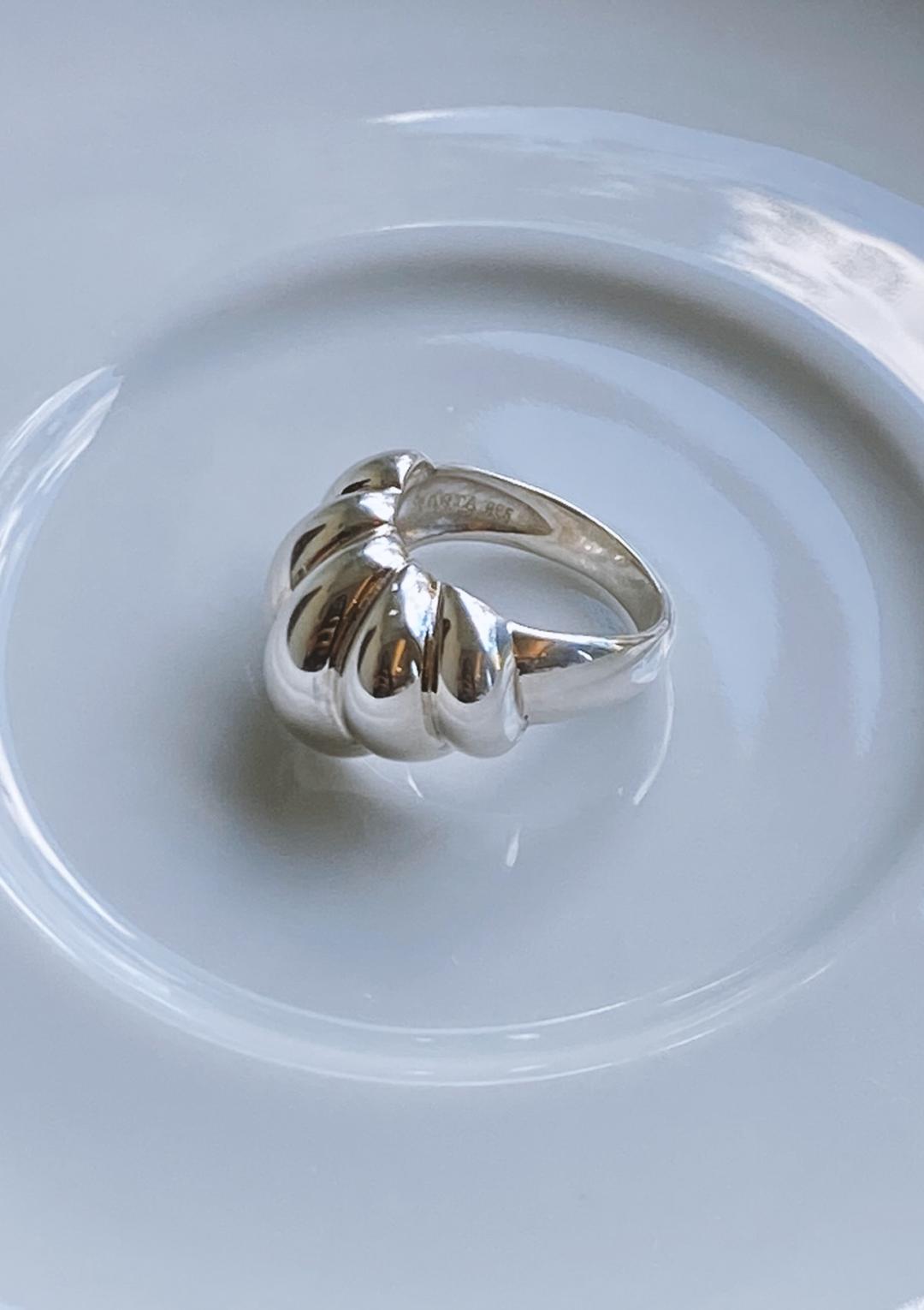 Croissant ring