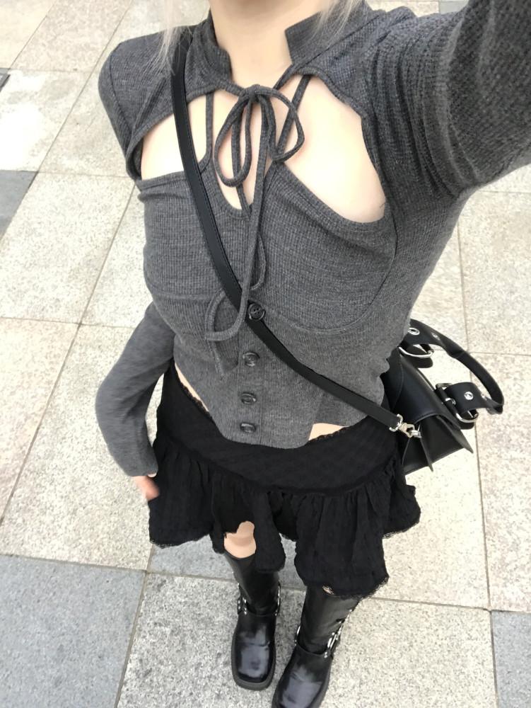 [히니츠키] 유니크 리본 스트랩 단추 디테일 탑(3color)