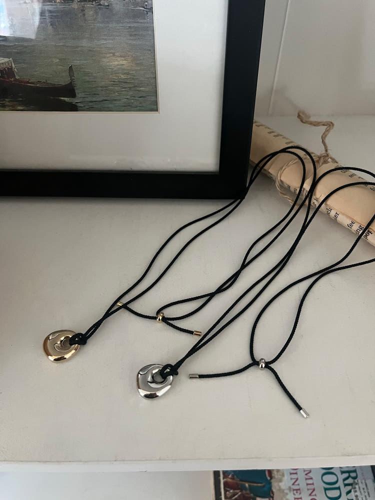 블랙 스트링 볼드 도넛 롱 목걸이 (길이 조절 가능/2color)