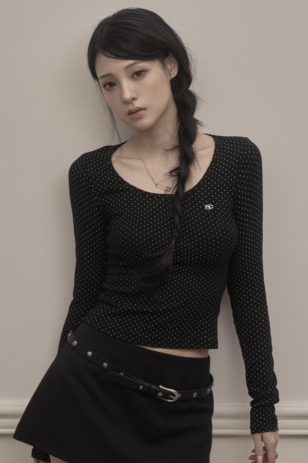 Dot U-neck T-shirt (black)