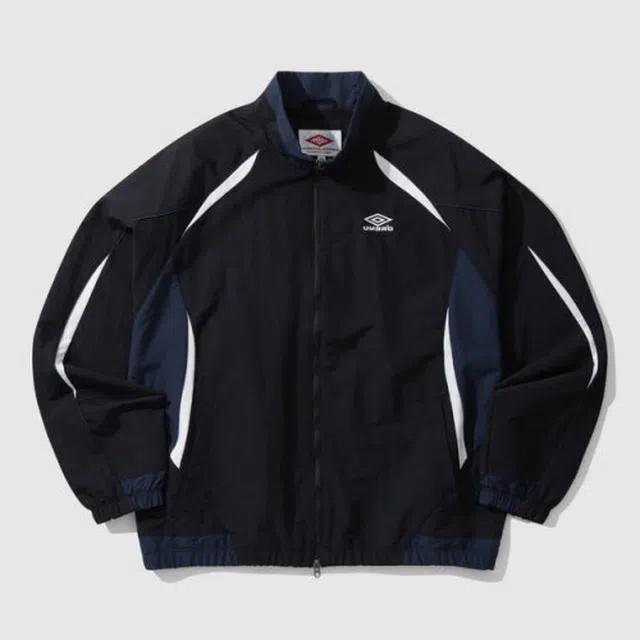 (국내매장판) 엄브로 HBL CELEB 스탠넥 바람막이 웜업 자켓 블랙(UP121CJK24)