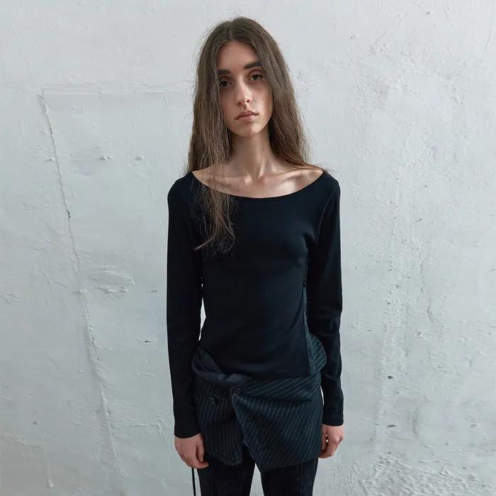 SIDE-BUTTON DETAIL LONG SLEEVE TOP IN BLACK