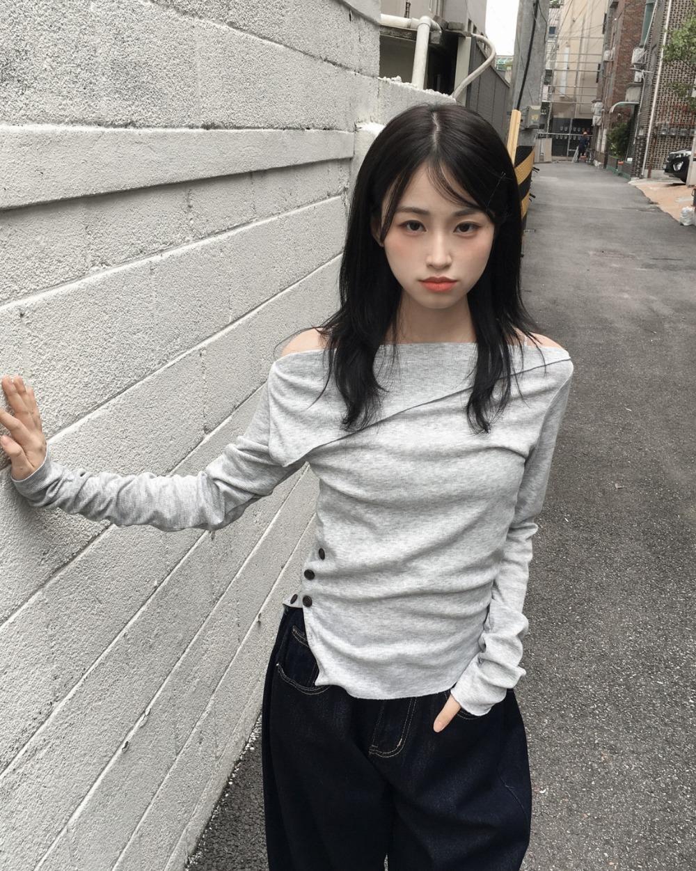 forte button off-shoulder t