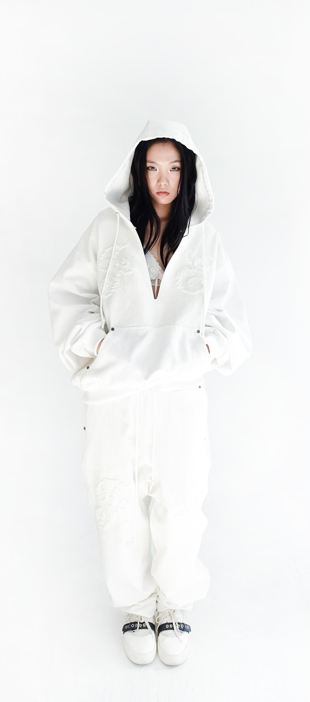 [fa.er.ie] embroidery v neck hoodie (ivory)