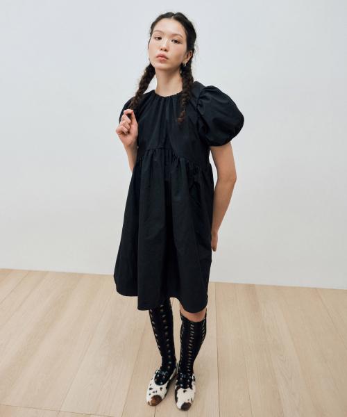 ARCHED SHIRRING PUFF SLEEVE DRESS / BLACK