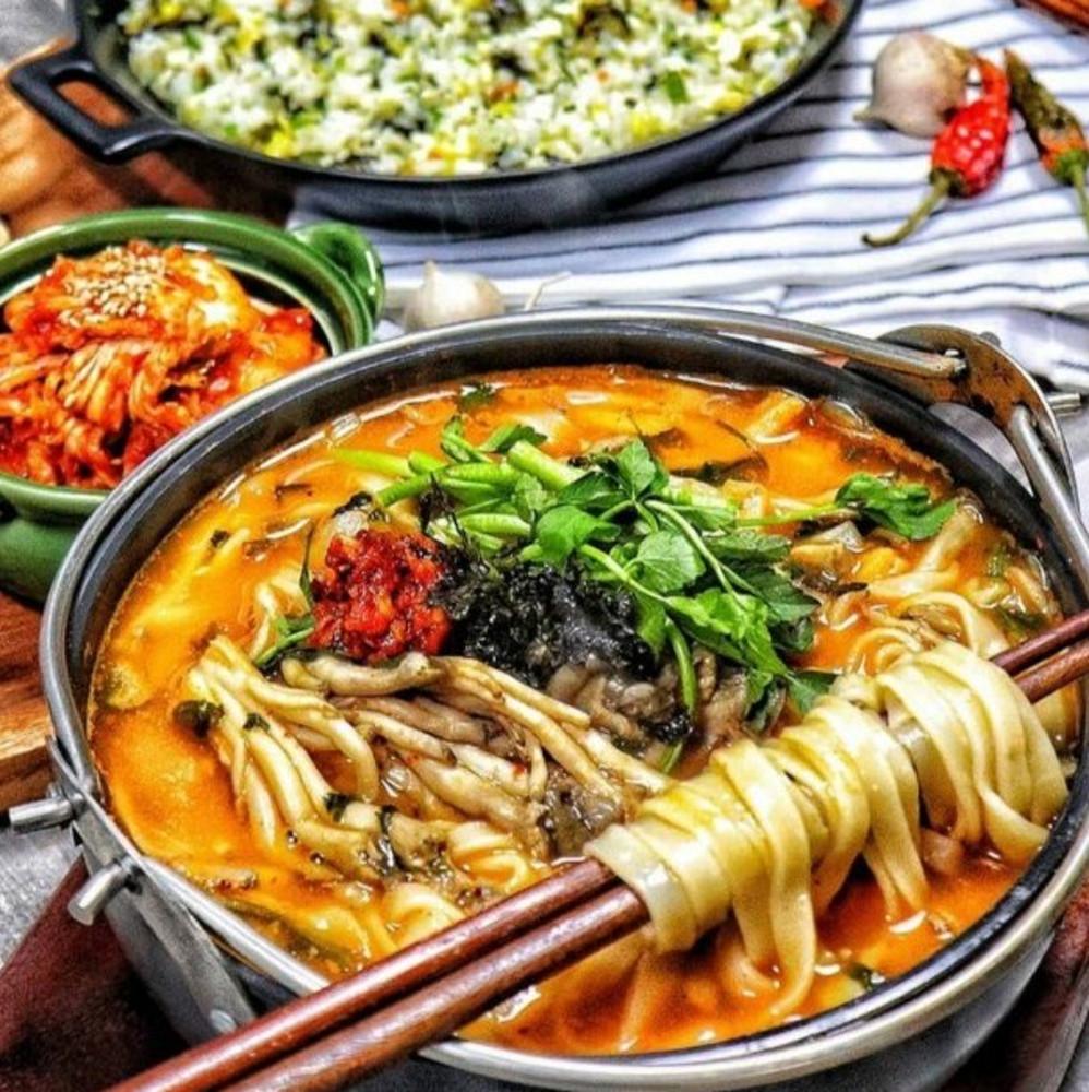 공항칼국수 44년전통 원조버섯칼국수  김치 볶음밥 재료 포함 2~3인분 밀키트&캠핑요리