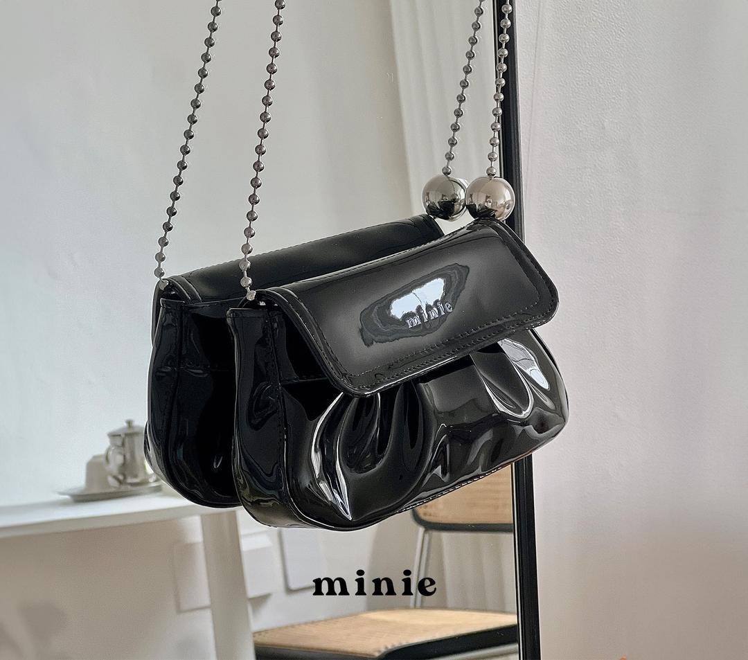 cozy bag -  glossy black