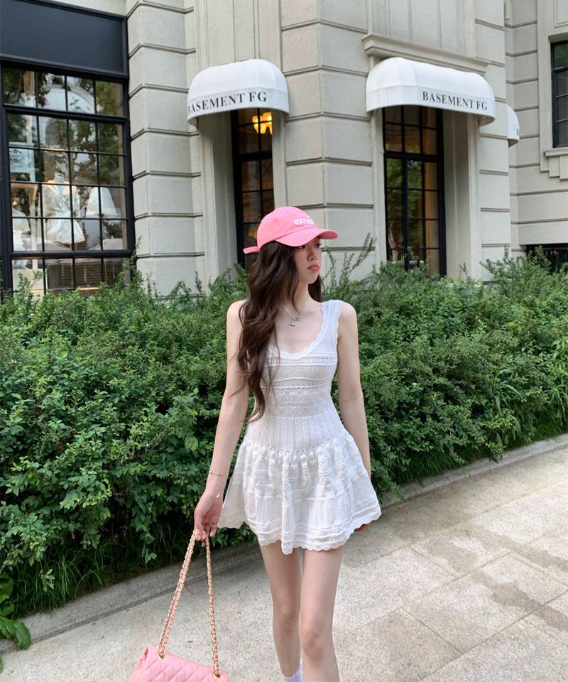 화이트 펀칭 웨이브 민소매 원피스