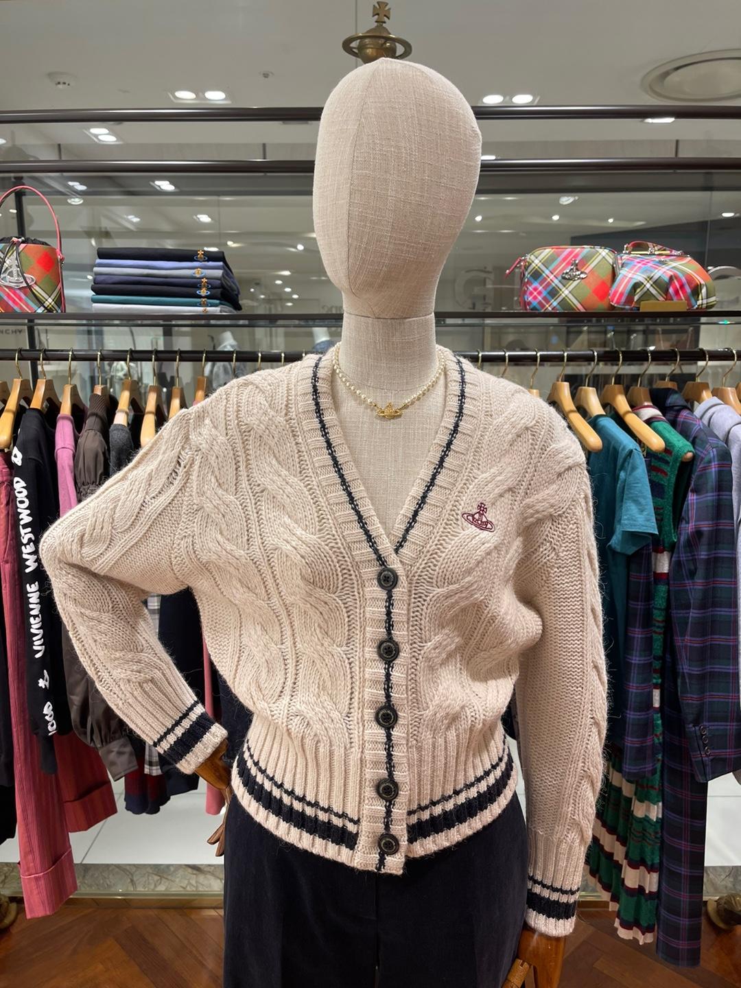 비비안웨스트우드 앵글로매니아 꽈배기 패턴 알파카 V넥 가디건 아이보리(VMSUKN1250)