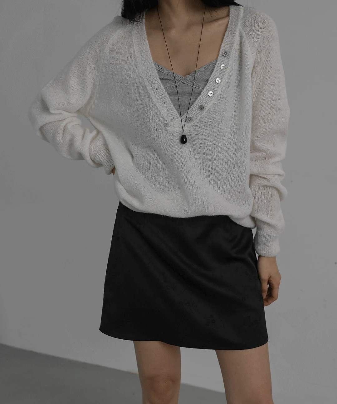 헤어리 딥 브이 버튼 니트