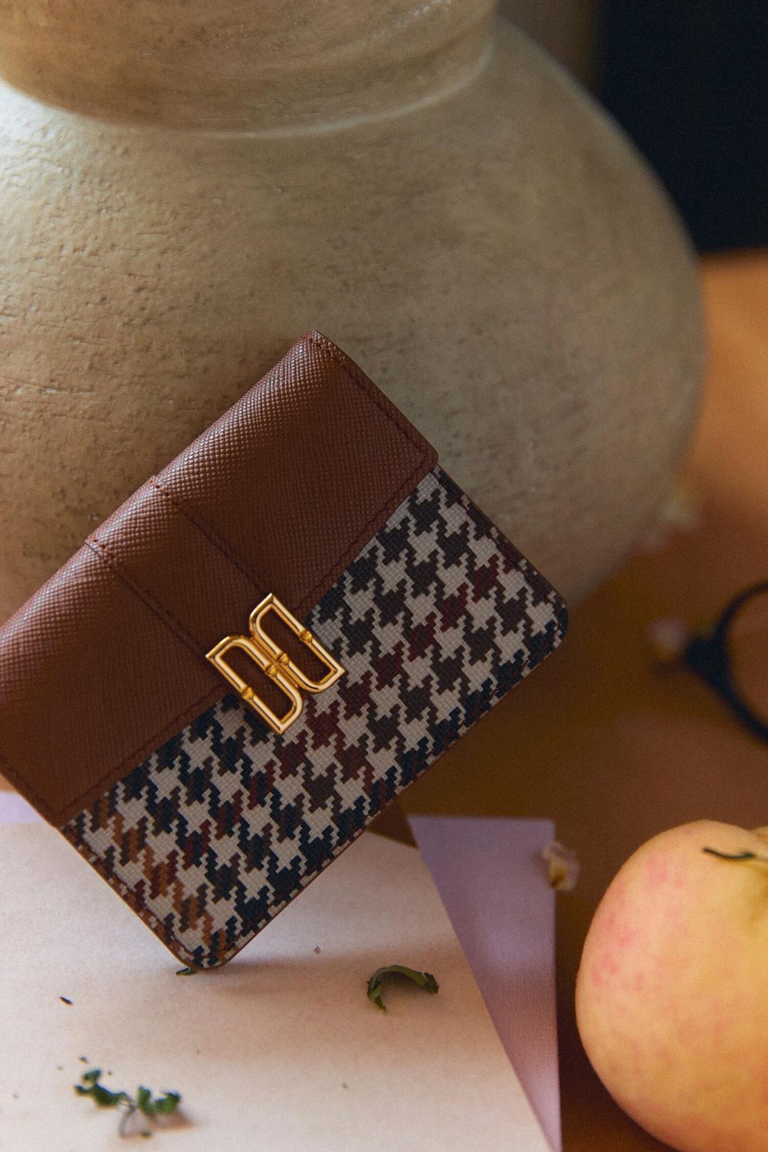 [하운드투스] 브라운 체크 패턴 가죽 카드지갑 DCHO4E111W2