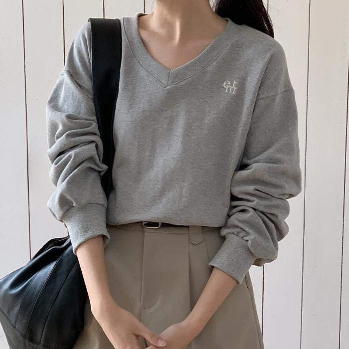 코코블랑 [봄🌷허리잘록][코코메이드]에먼트 자수 브이넥 크롭 맨투맨