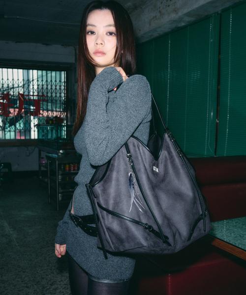 코니 벨티드 빅 숄더백 [스웨이드 그레이]