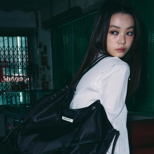 코니 벨티드 빅 숄더백 [나일론 블랙]