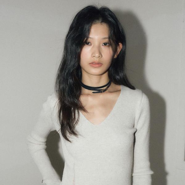 [2월 3일 예약배송] 데미지드 브이넥 리브드 니트 [오트밀]