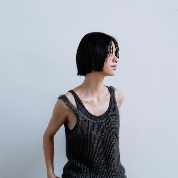 Mohair sleeveless (light beige / chacoal gray)