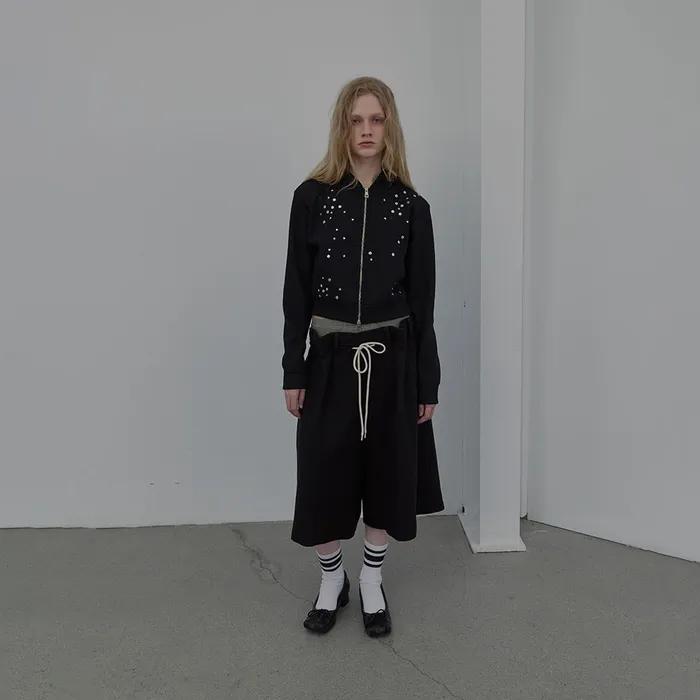 PLEATS DETAIL BERMUDA SHORTS (BLACK)