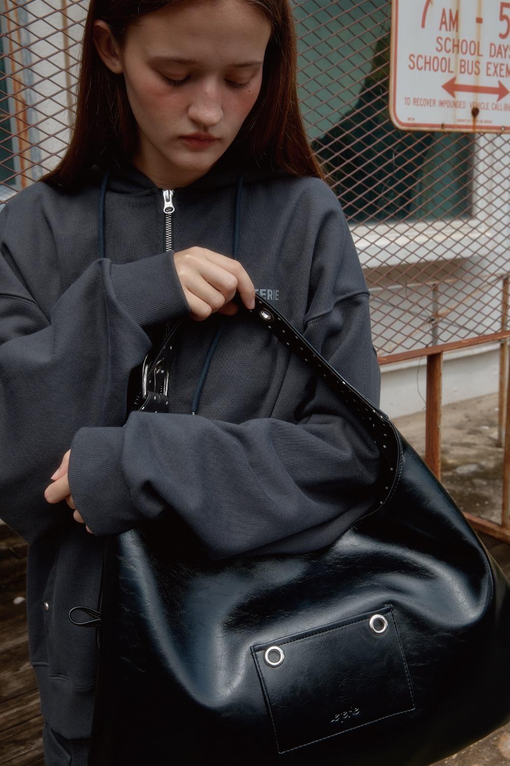 BUCKLE REVERSIBLE SHOULDER BAG_BLACK